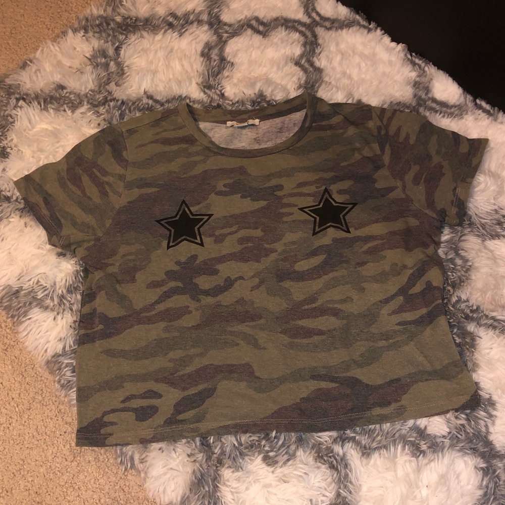 Boxy camo semi crop tee
